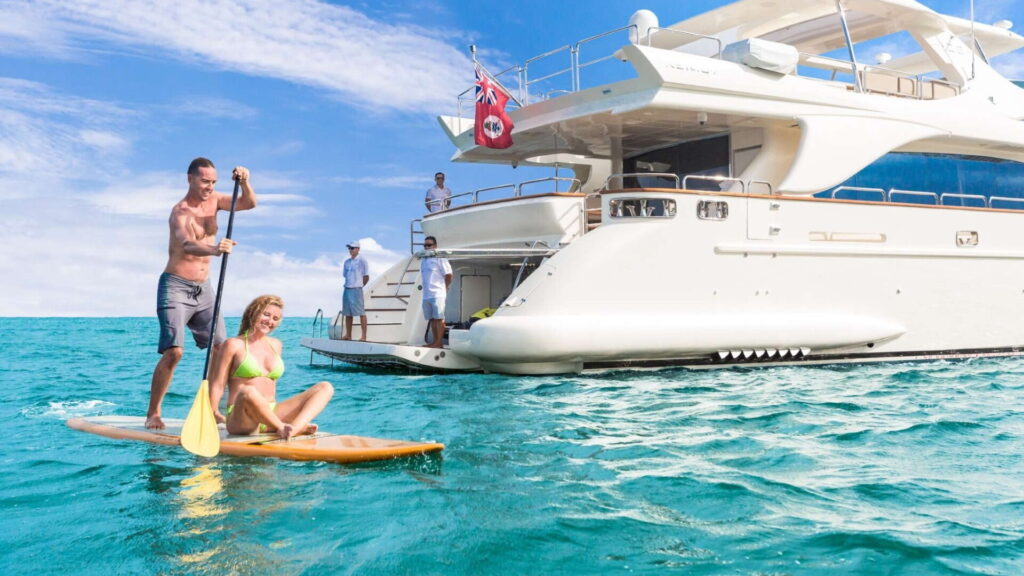 Giochi d'acqua su uno yacht a noleggio